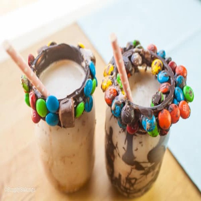 M&M Cookies & Cream Shake